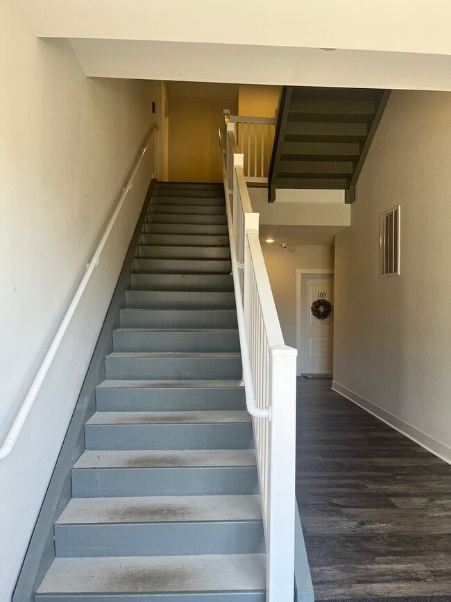 Building Photo - Gorgeous upscale apartment in the heart of...