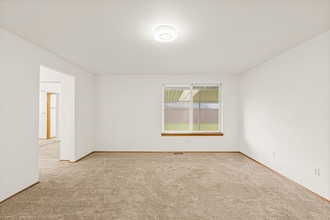 Building Photo - Beautiful 3-Bedroom, 2-Bath Home on a Corner Lot in Spanaway