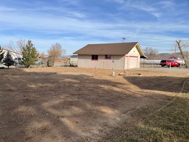 Building Photo - Spacious 3 bedroom, 2 bath home with a lar...