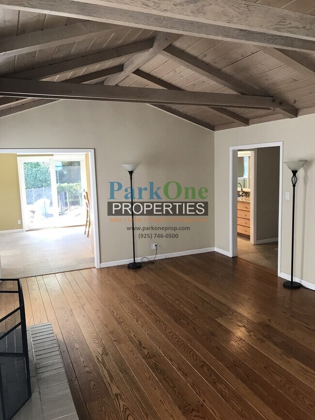 Building Photo - Gorgeous Cul De Sac home in Orinda