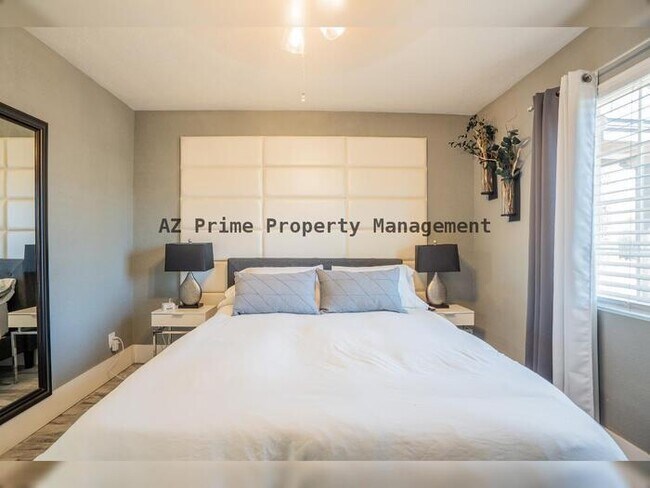 Building Photo - 1942 W Indianola Ave