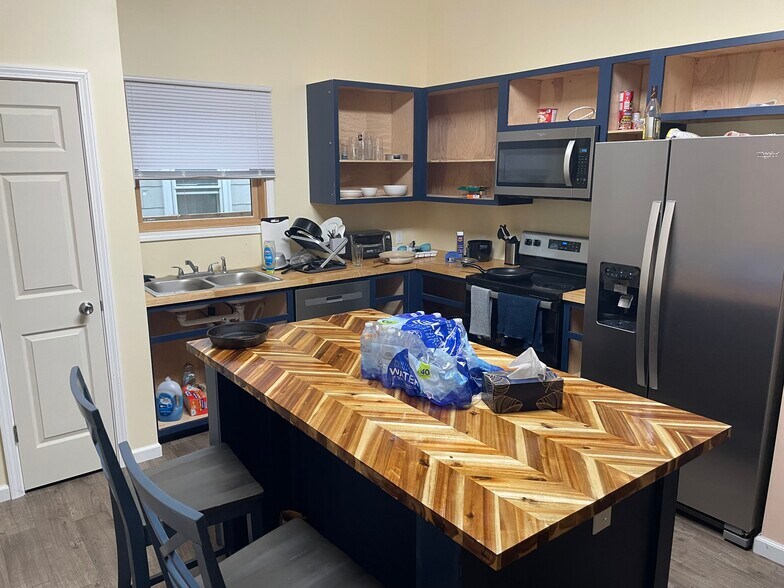 Building Photo - 1909 Greenbush St