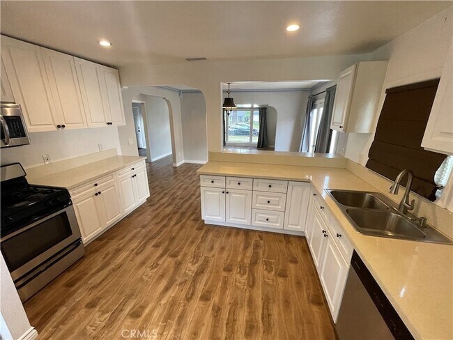 Building Photo - 1407 S Ross St