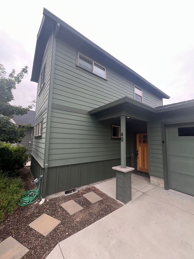 Building Photo - Contemporary 3/2.5 Talent home in Central Location | Available Now