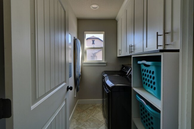 Building Photo - 6 Bedroom 3.5 Bathroom Home in Lehi!