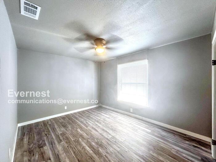 Building Photo - 1607 El Paso St