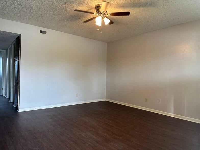 Building Photo - 120 Regency Ave