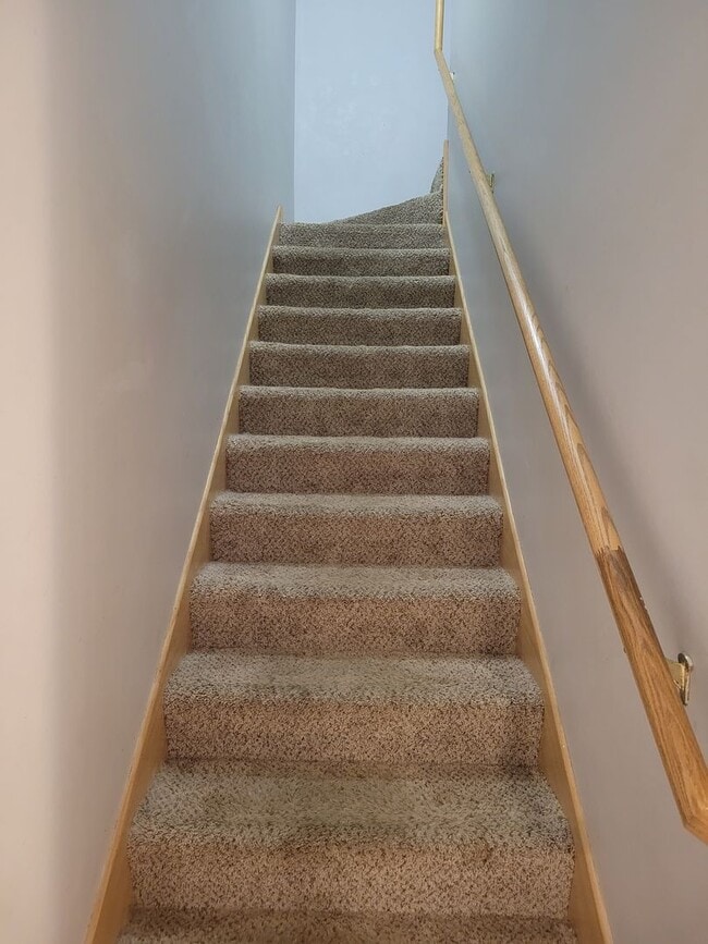 Building Photo - Middle Unit Townhouse