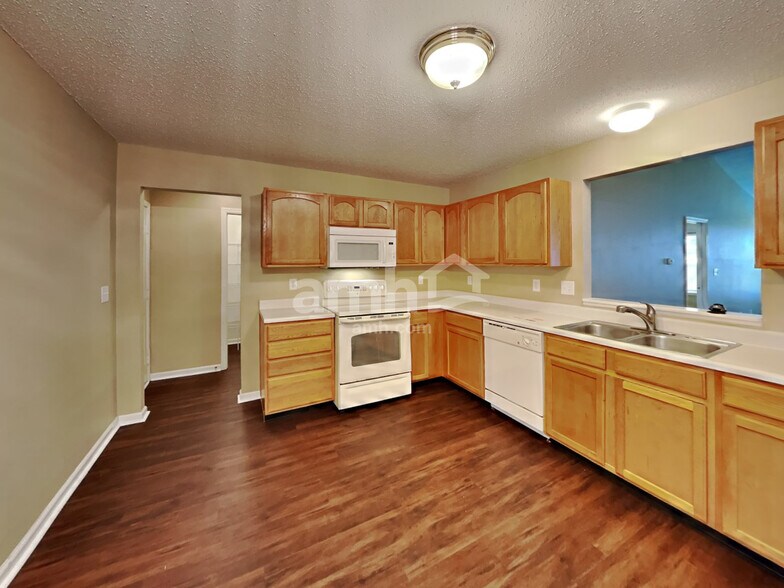Building Photo - 9734 Thomas Ln