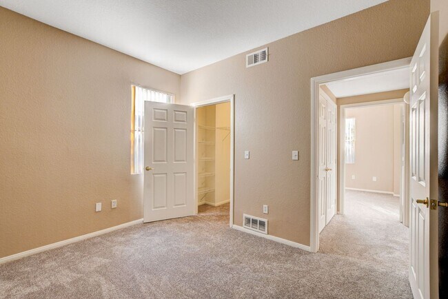 Building Photo - LOCATION! LOCATION! LOCATION! Move-in read...