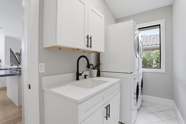 Building Photo - 11180 Isle Brook Ct