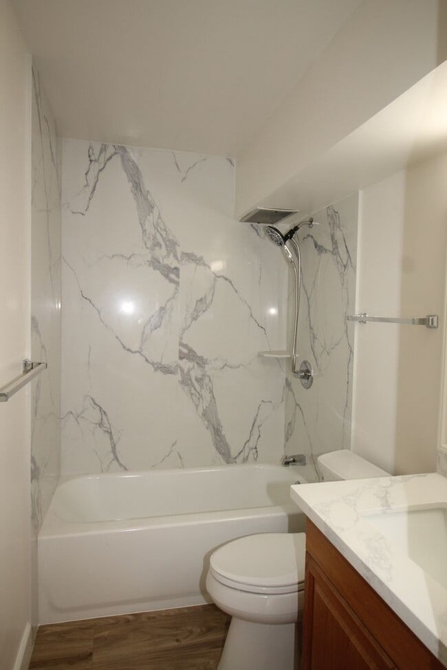 Building Photo - High 2 bedroom with sweeping views!