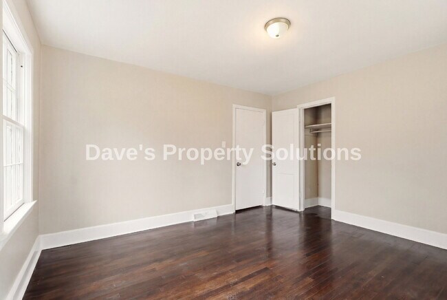 Building Photo - Beautifully updated and ready for its new tenants!