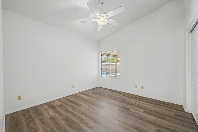 Building Photo - 3103 N Meadow Ln
