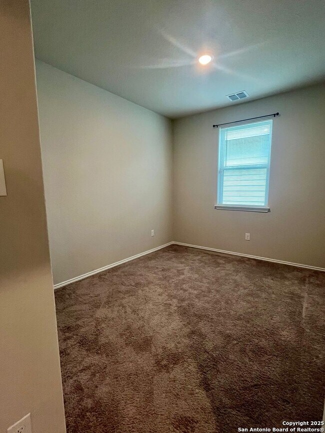 Building Photo - 3/2 Single Story Conveniently Located to B...