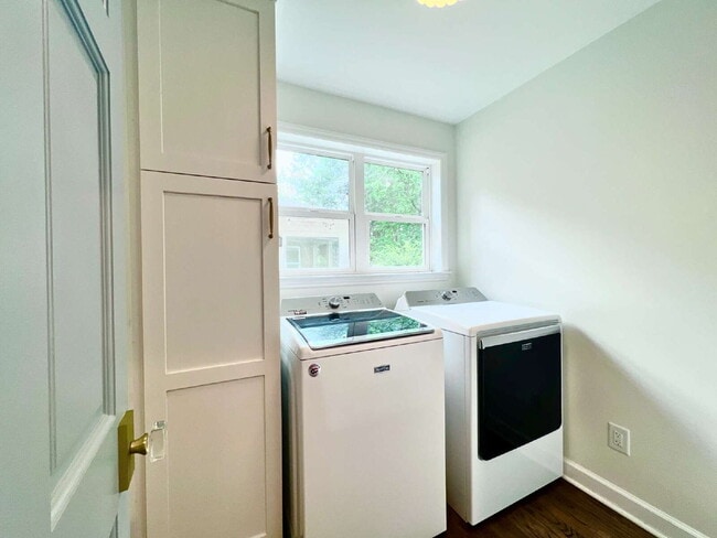 Building Photo - LUXURIOUS LANSDOWNE RETREAT!