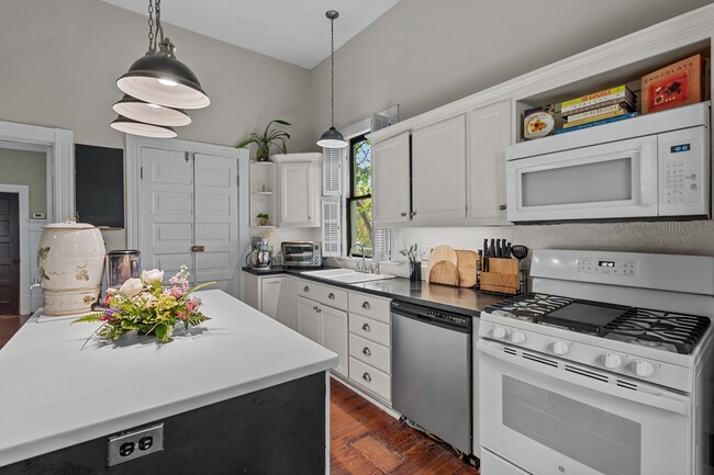 Building Photo - 802 N Poplar St