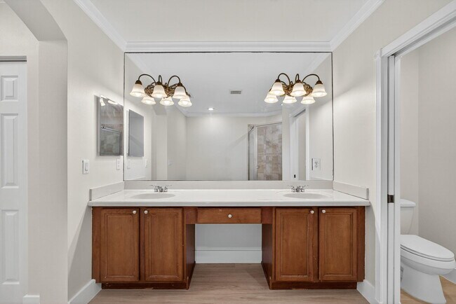 Building Photo - 2213 Oakmont Dr