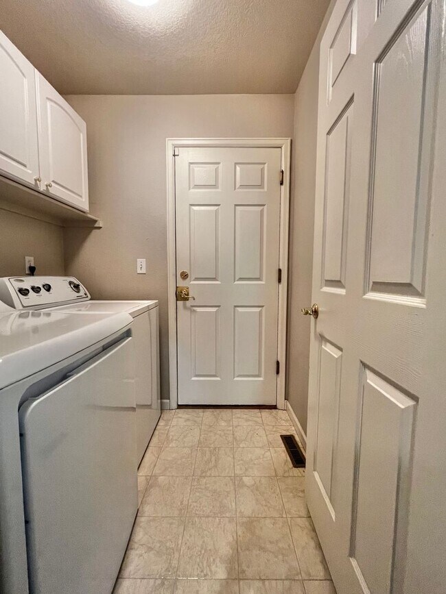 Building Photo - 3 Bed, 3 Bath House in Southeast Fort Coll...