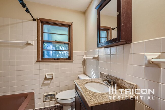 Building Photo - 600 Manor Dr NE