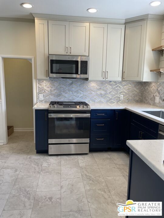 Building Photo - 3163 Pine Ave