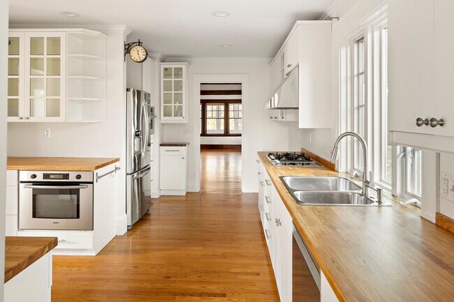 Building Photo - 113 Cushing Ave