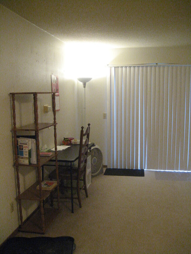 Building Photo - 1 bedroom, 1 bath Condo on Iowa City's wes...