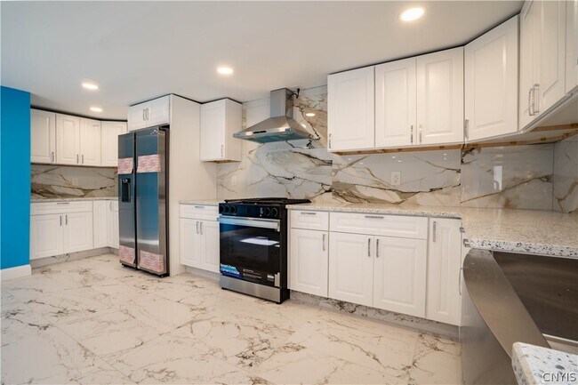 Building Photo - 599 Albany St