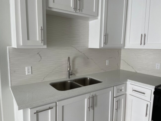 Building Photo - 2507 N Vineyard Ave