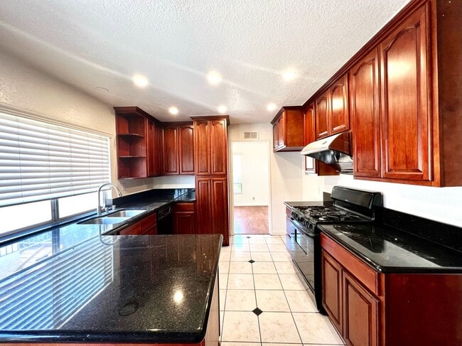 Building Photo - Beautiful 4 Bedroom Single Family Home for Lease in Rancho Cucamonga