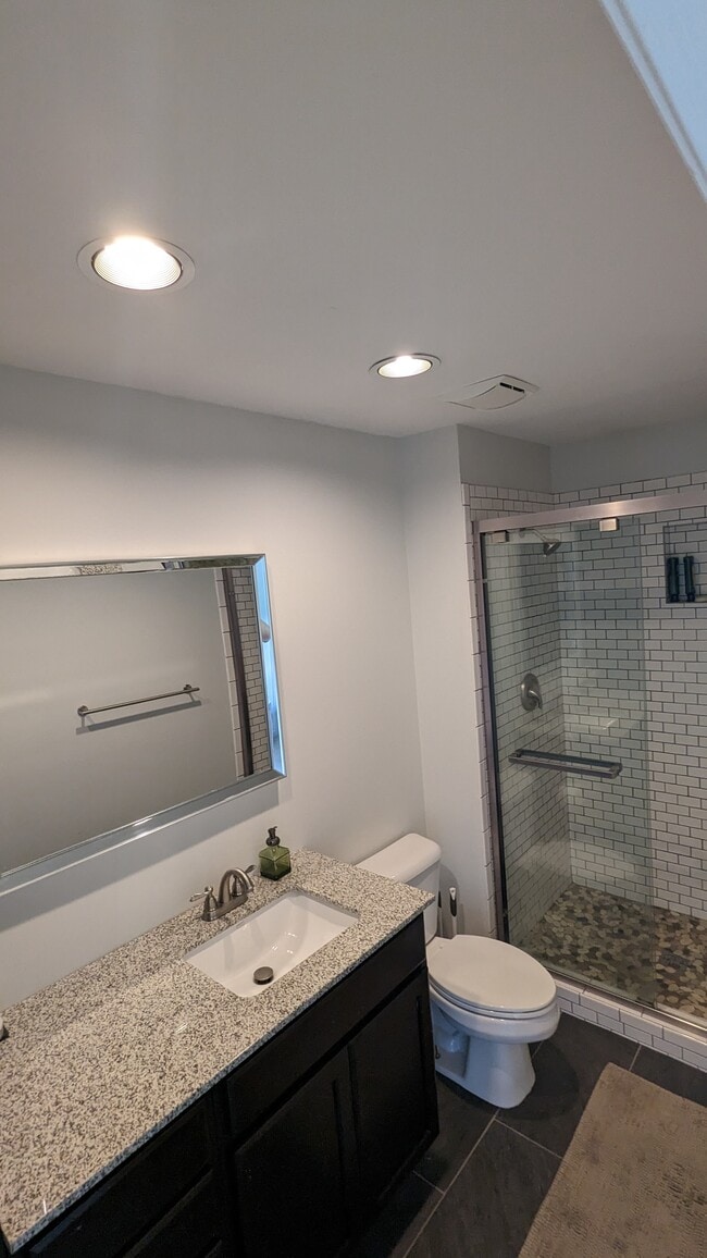 Building Photo - 2562 Creve Coeur Dr
