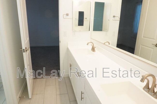 Building Photo - 40562 W Michaels Dr