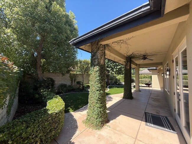 Building Photo - Stunning Seven Oaks Home!