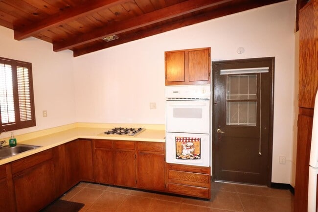 Building Photo - 3 Bedroom 2 Bathroom