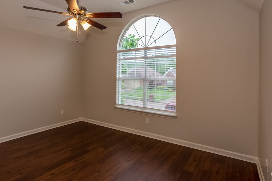 Building Photo - 7094 Mirage Ln