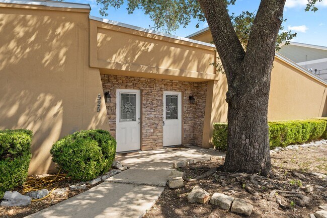 Building Photo - Walk to campus, Walk downtown, Shared Fenced Yard and Courtyard, Flat Rate Utilities!