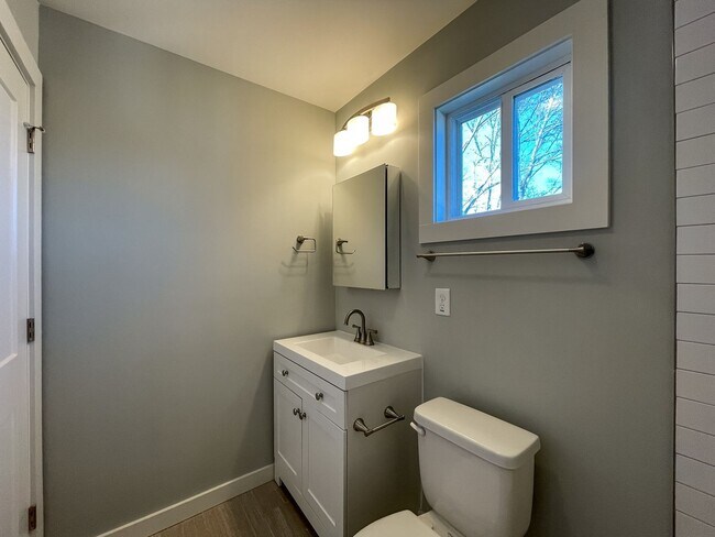 Building Photo - Beautiful, Newer-Construction Compact Cott...