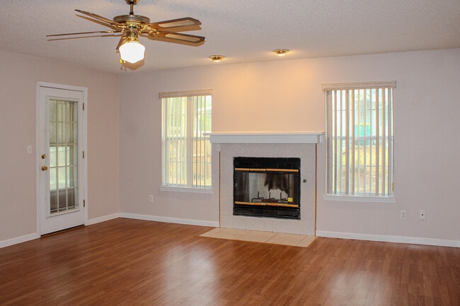 Building Photo - 305 Ashley Dr