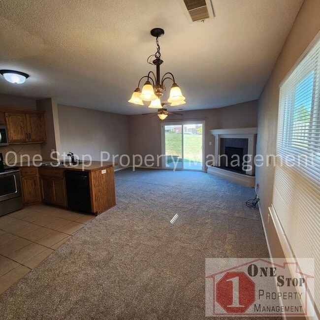 Building Photo - Generously Sized 3 bedroom, 2.5 bathroom i...