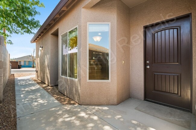 Building Photo - CHARMING TWO BEDROOM