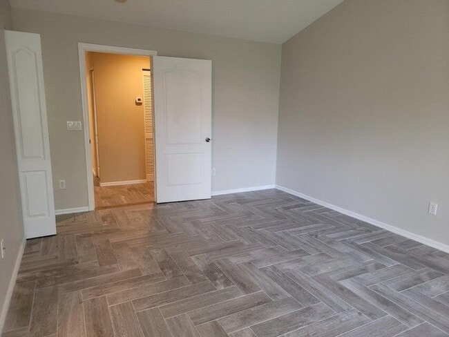 Building Photo - 233 River Bluff Ln