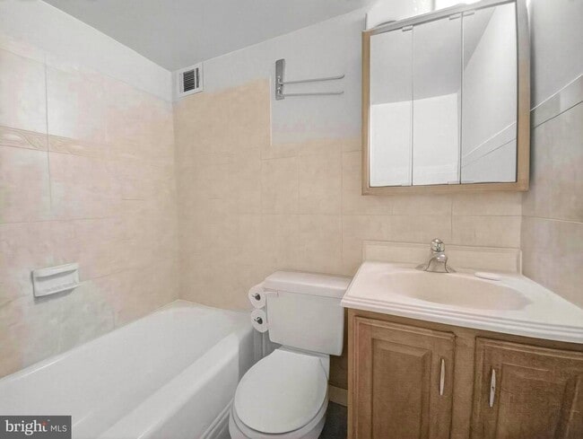 Building Photo - 1801 Clydesdale Pl NW