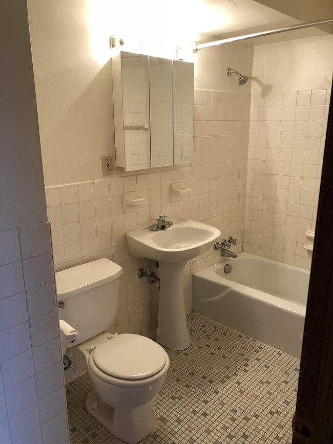 Building Photo - 380 Larpenteur Ave W