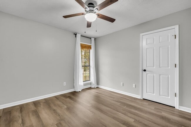 Building Photo - 125 N Chestnut Dr