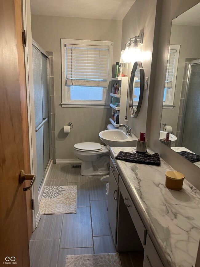 Building Photo - 924 Main St