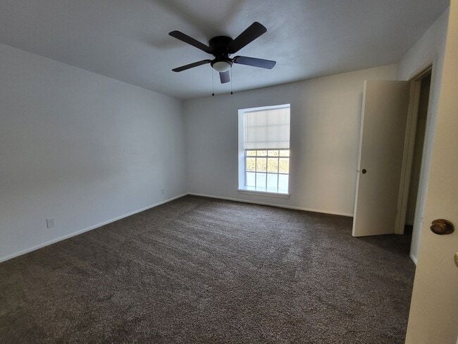 Building Photo - 8401 N New Braunfels Ave