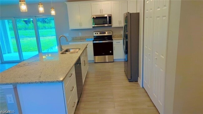 Building Photo - 842 Cervantes St E