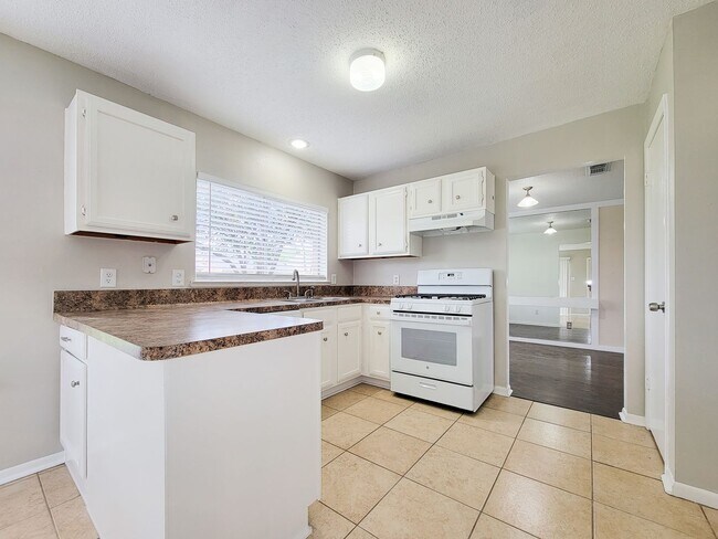 Building Photo - Welcome home to a bright & spacious retreat in sought-after Steeplechase where comfort, function ...