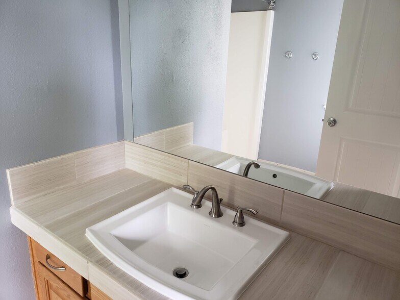 Master bathroom - 770 Hyacinth St