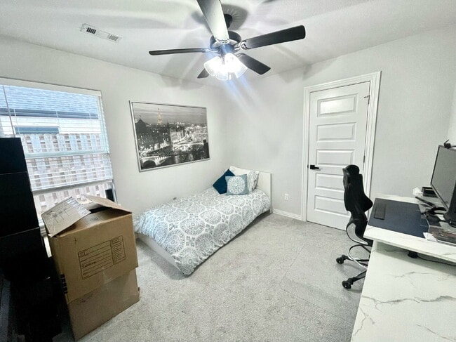 Building Photo - 2014 W Chandler Ave